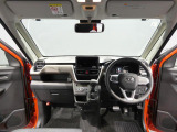【見晴らしの良い運転席】ダッシュボード周りもきれいに清掃しました。視界が広く見切りが良いので、運転にゆとりが生まれます。