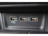 USB-Aの給電専用ソケットを2口装備。モバイル機器の充電が可能です。