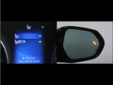 隣車線を走る車両をレーダーで検知し、ドアミラーでは確認しにくい後側方エリアに存在する車両に加え、急接近してくる車両も検知します。車両を検知するとドアミラーに搭載されたLEDインジケーターが点灯します。