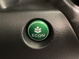 エンジンやエアコンなどクルマ全体の動きを燃費優先で自動制御するECONモード。空調など快適性を優先したいときは、スイッチ1つでOFFにすることも可能です。