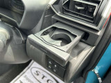 運転席・助手席の同じ位置に格納式のドリンクホルダーが付いています!取り出しやすい位置なのでとても便利です♪