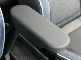 運転席と助手席の間には、アームレストが装備されています!