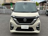 日産のブランドを象徴するVモーショングリルです。