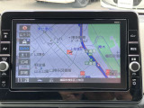 日産純正のメモリーナビ付きです。知らない場所にお出かけの際には非常に活躍します。Bluetoothを搭載しておりますので、運転中でもハンズフリーにて通話を行うことができます。