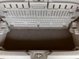 フレキシブルボードを開けることで高さのある荷物も載せることができます。