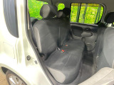 コンパクトカーですが、セカンドシートは十分な広さがあり快適にお乗りいただけます♪シートを倒して大きな荷物を積んだりと、用途の幅が広い1台です。