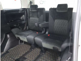 サードシートは便利な5:5分割可倒式シートです。収納と乗車人数のバランスに優れています♪荷物の大きさに応じたラゲージスペースをフレキシブルに作り出せるので、シーンに応じた使い方ができます♪