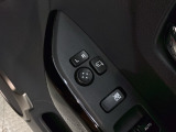 狭い駐車場で便利な電動格納ドアミラーが付いています。