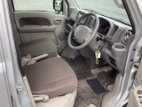 運転席はまっすぐな姿勢でシートに座り、足を自然に伸ばして操作できる位置各ペダルを配するという理想的なレイアウトを実現しています!