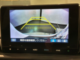 リバースギアに入れるだけで後方の表示へ切り替わります。夜間や雨の日の駐車も楽になりますよ。
