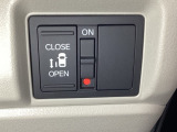 左側電動スライドドアは運転席からでも操作ができるように、ハンドル付近に開閉の操作スイッチが付いています。