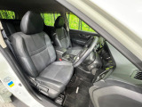 運転席まわりには十分なスペースがあり、大柄な方でもゆったり運転していただける環境です。