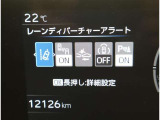サポカーSとは、衝突被害軽減ブレーキに加えて、高齢者に多いと言われている踏み間違い事故防止をサポートする機能です。詳しくは販売店スタッフまでおたずねください。