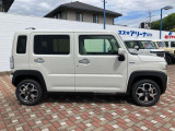 車線逸脱抑制機能です。カメラが左右の区画線を検知し、はみ出す可能性が高いと判断した場合にドライバーにステアリング操作を促し、車両を車線の内側に戻すように支援をします。