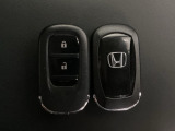 スマートキーを装備しています。鍵を差し込むことなくドアロックの開け閉めと、スタートボタン操作でのエンジンスタートができます。スペアキーも同じものを用意しております。