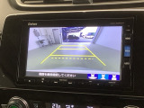 リバースギアに入れるだけで後方の表示へ切り替わります。夜間や雨の日の駐車も楽になりますよ。