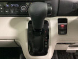CVT車のセレクトレバーです。低速から高速まで、変速ショックのないスムーズな走りと、エンジン効率のよい領域を維持して燃費にも貢献します。サイドブレーキはスイッチ操作の電子制御パーキングブレーキです。