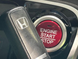 【Hondaスマートキー】カバンやポケットに入れたままでもドアの施錠・解錠が可能なスマートキーを装備。エンジンのオン・オフ時もカギを取り出す必要が無いからとっても便利です♪