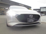 【アダプティブ・LED・ヘッドライト(ALH)】装備です。夜間走行時に先行車や対向車の状況を自動で判断し、ヘッドランプの照射範囲や明るさを自動的に変化させ、安全運転に必要な視認性を確保します。