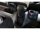 インパネシフトだから視線の移動も少なく足元もスッキリ♪運転席もゆったりしているのでゆとりを持ってドライブできますね!