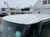 雹害による小さな凹みが数か所ございます。