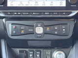 温度の設定をすれば自動で調節してくれるオートエアコンです。液晶パネル表示で設定の確認もしやすいですよ。