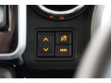 運転手の目の前のガラスにスピードメーター等を表示してくれるヘッドアップディスプレイ。視線の移動が少なくてすむので運転に集中できます。