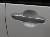 電子キーをカバンやポケットに持っていれば、ドアハンドルやバックドアに付いているボタンを押すだけでドアの開閉ができます。手が塞がっている時、カバンの中からカギを探す必要がありません。