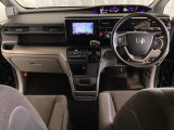車内は光触媒抗菌消臭施工済です。スタイリッシュなデザインで暖かみのあるインパネ周りを演出します。グローブボックスやカップホルダーのほかにトレーなどたくさんの収納スペースが装備されています。