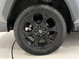 タイヤサイズは225/60R18!残り溝は7ミリ程度です!マット調ブラック塗装の純正アルミホイール!(右リヤタイヤ)