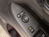 狭い駐車場で便利な電動格納ドアミラーが付いています。