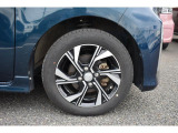 純正のアルミホイールは高い剛性を持ち、スバル車の走行安定性に貢献します。