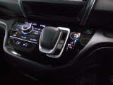 インパネシフトだから視線の移動も少なく足元もスッキリ。運転席もゆったりしているのでゆとりを持ってドライブできますね。