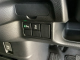 駐車や出庫時に障害物が接近するとお知らせしてくれるパーキングセンサーシステムつき。