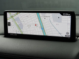マツダコネクトの10.25インチワイドセンターディスプレイです。『Android Auto』『Apple CarPlay』や独自のコネクテッドサービスに対応したインターフェイスシステムです。