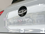 バックカメラ始動時にはVWのエンブレムが動いてカメラがボディの中心位置で映し出します。