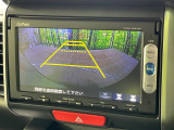 【バックカメラ】駐車時に後方がリアルタイム映像で確認できます。大型商業施設や立体駐車場での駐車時や、夜間のバック時に大活躍!運転スキルに関わらず、今や必須となった装備のひとつです!