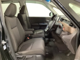 女性でも運転がしやすいように、シートの高さ調整機能(シートリフター)がついています。広い足元にゆったり座れるシートには肘掛も装備しており長距離の運転でも疲れにくいシートです。