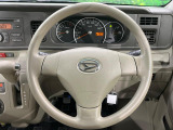 インテリアに合わせたデザインのステアリングは、運転される方のことも考え、運転しやすい形状、大きさです。是非一度、実際に触ってお確かめください。