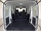 セカンドシートを倒した状態です。荷室スペースが広がります。