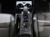 サイドブレーキはHOLD機能付き電気式パーキングブレーキ。信号待ちなどで停止した時、うっかりブレーキペダルから足が離れても停止状態を保ってくれます。