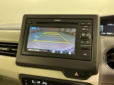 リバースギアに入れるだけで後方の表示へ切り替わります。夜間や雨の日の駐車も楽になりますよ。