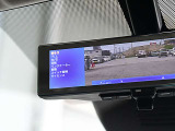 インテリジェントルームミラーです。画質も向上しよりクリアな後方視界で安全運転をサポートします。