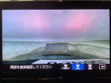 【バックカメラ】運転が苦手な方も車庫入れラクラクです!ギアをリバースに入れれば自動的に切り換わりますので、面倒な操作は不要です♪狭い駐車場もお車を傷つけず安心ですね!