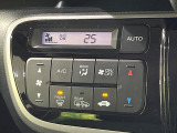 【オートエアコン】一度お好みの温度に設定すれば、車内の温度を検知し風量や温度を自動で調整。暑い&hellip;寒い&hellip;と何度もスイッチ操作をする必要はありません。快適な車内空間には必須の機能ですね♪