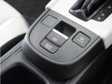 オートブレーキホールド機能付き電子パーキングブレーキ!ブレーキペダルを足から離しても停車状態を保ちます。アクセルを踏めば自動でブレーキが解除され、発進可能!