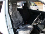 届出済未使用車ですので内装もキレイです♪ また、シートカバーの取付等も承ってましたのでお気軽にご相談ください♪