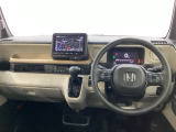 車内は光触媒抗菌消臭施工済です。インパネ周りはスタイリッシュなデザインで機能や装備も充実しています。グローブボックスやカップホルダーのほかにトレーなどたくさんの収納スペースが付いています。