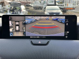 【360&deg;ビュー・モニター】まるでクルマを真上から見下ろしたかのような視点で駐車をサポートします!クルマの斜め後ろや真横など、前後左右の4つのカメラの映像が合成されて、モニターに映し出されます。