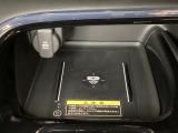 センターコンソールにはワイヤレス充電器を装備してます。Qi(チー)規格対応のスマートフォンなどを置くだけでワイヤレスで充電可能です。またスマートフォンの充電可能なUSB端子なども別途装備しています。